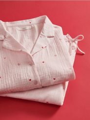 Dwuczęściowa piżama w serca - pastelowy róż. Czerwone piżamy Reserved, l, bez wzorów, z bawełny, bez kołnierzyka, bez ramiączek. W wyprzedaży za 119.99 zł.