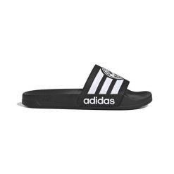 Klapki Bayern Monachium Shower. Białe klapki adidas, bez wzorów, bez obcasa, bez zapięcia. Za 118.99 zł.
