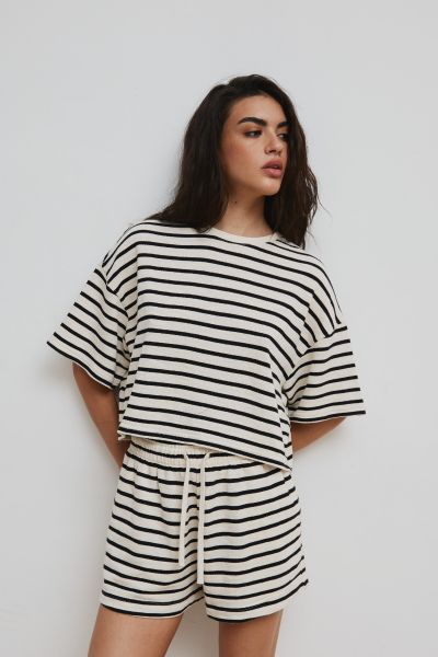 Tshirt z dzianiny bawełnianej w paski BLACK & BEIGE - CASPE -M. Brązowe t-shirty Marsala, m, bez wzorów, z bawełny, klasyczne, bez kołnierzyka, bez ramiączek. W wyprzedaży za 71.96 zł.