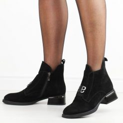 Czarne nubukowe botki damskie na obcasie T.Sokolski Z24-261. Czarne botki Sokolski, bez wzorów, z nubiku, eleganckie, z okrągłym noskiem, bez obcasa, na obcasie, bez zapięcia. W wyprzedaży za 341.10 zł.