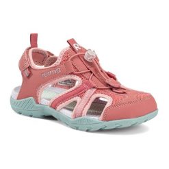 Sandały Reima Hiekalla. Czerwone sandały Reima, bez wzorów, sportowe, bez obcasa, bez zapięcia. Za 149.99 zł.