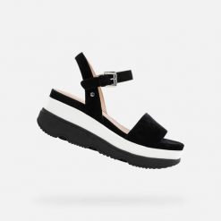 Sandały damskie Geox Gardenia. Czarne sandały Geox, bez wzorów, bez obcasa, bez zapięcia. W wyprzedaży za 419.50 zł.