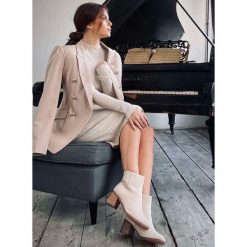 BM Botki na obcasie zamszowe klasyczne Natina Beige beżowy. Brązowe botki BM, bez wzorów, z zamszu, klasyczne, bez obcasa, na obcasie, bez zapięcia. Za 197.06 zł.