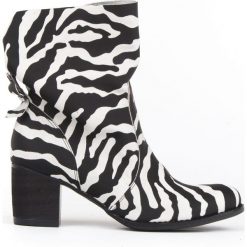 Botki na słupku - skóra naturalna - model 497 - kolor zebra (37). Brązowe botki Zapato, bez wzorów, z jeansu, biznesowe, za kostkę, bez obcasa, na obcasie, bez zapięcia. W wyprzedaży za 204.50 zł.