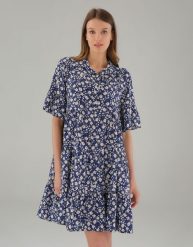 SUKIENKA Z WISKOZY. Sukienki Unisono, s, bez wzorów, z wiskozy, klasyczne, bez kołnierzyka, bez ramiączek, mini. Za 219.00 zł.