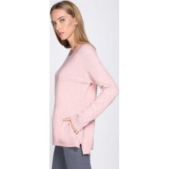 Jasnoróżowy Sweter Intermixture. Czerwone swetry Born2be, na jesień. Za 79.99 zł.