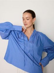 Bawełniana bluzka w paski - jasnoniebieski. Niebieskie bluzki Reserved, l, bez wzorów, z bawełny, bez kołnierzyka, bez ramiączek. Za 129.99 zł.
