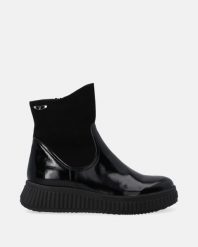 SPORTOWE BOTKI W CZARNYM KOLORZE A003PABLOBB068. Czarne botki Venezia, bez wzorów, z lakierowanej skóry, sportowe, bez obcasa, bez zapięcia. Za 449.00 zł.