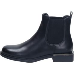 Czarne sztyblety damskie, botki SERGIO LEONE BT430 PU. Czarne botki Sergio Leone, bez wzorów, ze skóry, bez obcasa, na obcasie, bez zapięcia. W wyprzedaży za 125.30 zł.