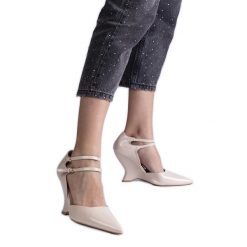 Beżowe czółenka lakierowane na koturnie ze sprzączkami beżowy. Brązowe czółenka bez wzorów, z lakierowanej skóry, eleganckie, bez obcasa, na koturnie, bez zapięcia. Za 74.48 zł.