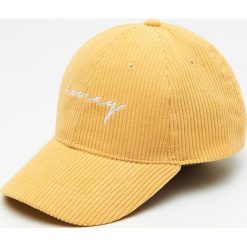 Sztruksowa czapka z daszkiem - Żółty. Czapki z daszkiem marki Cropp. Za 34.99 zł.