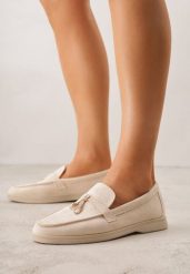 Beżowe Mokasyny z Imitacji Zamszu z Ozdobnym Przeszyciem i Zawieszką Veleyra. Brązowe mokasyny Born2be, bez wzorów, z jeansu. Za 99.99 zł.