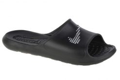 Klapki basenowe damskie Nike Victori One Slide. Czarne klapki Nike, bez wzorów, z materiału, sportowe, bez obcasa, bez zapięcia. Za 257.00 zł.
