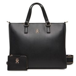 Torebka Tommy Hilfiger. Czarne torebki klasyczne Tommy Hilfiger, bez wzorów, klasyczne, bez dodatków. Za 399.99 zł.