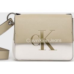 Calvin Klein Jeans torebka K60K609771.9BYY kolor beżowy. Brązowe listonoszki Calvin Klein Jeans, bez wzorów, z jeansu, na ramię, bez dodatków. Za 449.99 zł.
