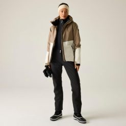 Damska wodoodporna kurtka narciarska Flurry II. Czerwone kurtki narciarskie Dare 2b, na zimę, bez wzorów, bez kaptura, narciarskie. W wyprzedaży za 603.50 zł.