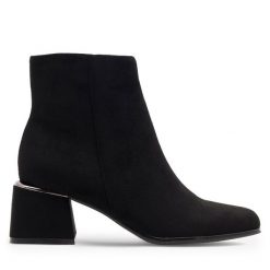 Botki JENNY. Czarne botki Jenny, bez wzorów, bez obcasa, na słupku, bez zapięcia. Za 149.99 zł.