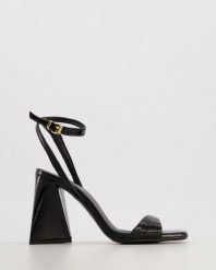 LAKIEROWANE SANDAŁY M900 NAPLAK NERO. Sandały Venezia, bez wzorów, z lakierowanej skóry, bez obcasa, bez zapięcia. Za 479.00 zł.