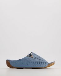 NIEBIESKIE KLAPKI 6031 LIGHT BLUE. Niebieskie klapki Venezia, bez wzorów, ze skóry, bez obcasa, bez zapięcia. Za 259.00 zł.