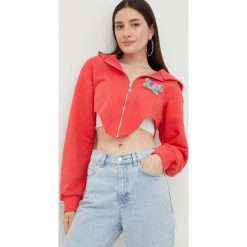 Local Heroes bluza damska kolor różowy z kapturem z nadrukiem. Czerwone bluzy Local Heroes, l, bez wzorów, z dzianiny, bez ramiączek, z kapturem. W wyprzedaży za 154.99 zł.