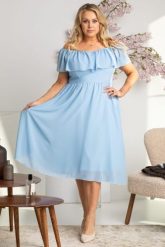 Sukienka wyjściowa hiszpanka szyfonowa MILANO błękitna. Niebieskie sukienki KARKO, do pracy, plus size, bez wzorów, z materiału, biznesowe, bez kołnierzyka, plus size, bez ramiączek, midi, proste. Za 495.50 zł.