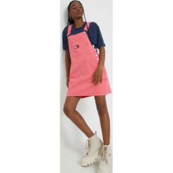 Tommy Jeans sukienka bawełniana DW0DW12863.PPYY kolor różowy mini prosta. Czerwone sukienki Tommy Jeans, na co dzień, l, bez wzorów, z bawełny, bez kołnierzyka, bez ramiączek, mini, proste. W wyprzedaży za 359.99 zł.