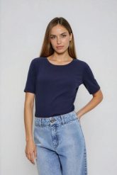 Bluzka z prążkowanego materiału granatowa. Bluzki MOODO, l, bez wzorów, z bawełny, bez kołnierzyka, bez ramiączek. Za 49.99 zł.