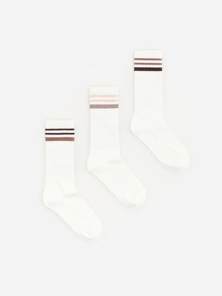 Skarpetki z bawełną 3 pack - brązowy. Brązowe skarpetki Reserved, bez wzorów, z bawełny. Za 49.99 zł.