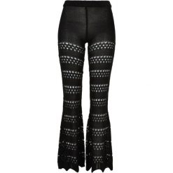 Legginsy Damskie Z Dzianiny Szydełkowej Z Rozszerzanymi Nogawkami. Czarne legginsy Urban Classics, bez wzorów, z dzianiny, sportowe. Za 204.99 zł.