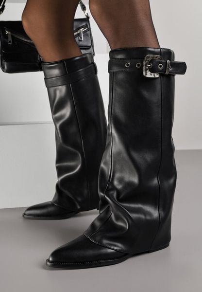 Czarne Kozaki z Noskiem w Szpic i Cholewką Imitującą Nogawkę z Klamrą Tusemira. Czarne kozaki Born2be, bez wzorów, klasyczne, bez obcasa, na płaskiej podeszwie, bez zapięcia. Za 189.99 zł.