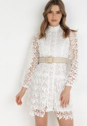 Biała Sukienka z Paskiem Demamia. Białe sukienki Born2be, na co dzień, m, bez wzorów, z koronki, bez kołnierzyka, bez ramiączek, mini, proste. Za 309.99 zł.