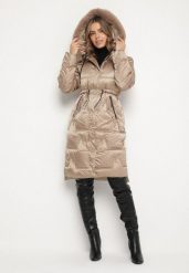 Ciemnobeżowa Pikowana Kurtka o Długim Kroju ze Ściągaczem w Talii i Kapturem Galita. Brązowe kurtki Born2be, l, bez wzorów, z dzianiny, eleganckie. Za 259.99 zł.