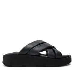 Klapki s.Oliver. Czarne klapki S.Oliver, bez wzorów, bez obcasa, bez zapięcia. Za 229.99 zł.