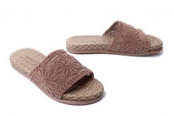 ARTIKER RELAKS 52C1160 brown, klapki damskie. Brązowe klapki Artiker Relaks, bez wzorów, bez obcasa, na obcasie, bez zapięcia. Za 94.99 zł.