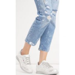 Srebrne Buty Sportowe Riella. Buty sportowe lifestyle marki Born2be. Za 49.99 zł.
