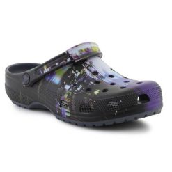 Klapki Crocs Classic Meta Scape Clog U 208455-4EA czarne. Czarne klapki bez wzorów, z materiału, sportowe, bez obcasa, bez zapięcia. Za 374.47 zł.