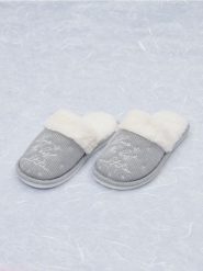 Kapcie - szary. Szare kapcie Sinsay, bez wzorów, z futra. Za 29.99 zł.