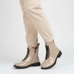 Botki damskie S. Barski, lakierowane skórzane na płaskim obcasie i zapinane na zamek, beżowe, MR52-108. Brązowe botki S.BARSKI, bez wzorów, z gumy, eleganckie, bez obcasa, na płaskiej podeszwie, bez zapięcia. Za 269.00 zł.