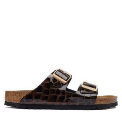 Klapki Birkenstock. Czarne klapki Birkenstock, bez wzorów, bez obcasa, bez zapięcia. Za 674.99 zł.