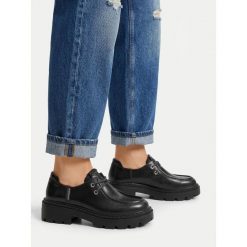Półbuty Guess Jeans. Czarne półbuty wsuwane Guess Jeans, z aplikacjami, z jeansu, bez obcasa, na płaskiej podeszwie. Za 249.99 zł.