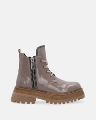 LAKIEROWANE BOTKI 0601ALF2313R MIN. Botki Venezia, bez wzorów, z lakierowanej skóry, bez obcasa, bez zapięcia. Za 249.00 zł.