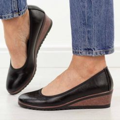 Czarne czółenka damskie na koturnie Vinceza 58628. Czarne czółenka VINCEZA, na jesień, bez wzorów, z jeansu, biznesowe, z okrągłym noskiem, bez obcasa, na koturnie, bez zapięcia. Za 169.00 zł.