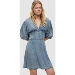 AllSaints sukienka jeansowa mini rozkloszowana. Niebieskie sukienki AllSaints, bez wzorów, z jeansu, bez kołnierzyka, bez ramiączek, mini, rozkloszowane. W wyprzedaży za 399.99 zł.