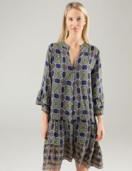Luźna sukienka z wiskozy. Sukienki Unisono, s, bez wzorów, z wiskozy, bez kołnierzyka, bez ramiączek, rozkloszowane. Za 189.00 zł.