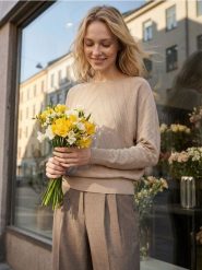 Sweter w strukturalny wzór z wiskozą - beżowy. Brązowe swetry Sinsay, l, bez wzorów, z wiskozy, bez ramiączek. Za 39.99 zł.