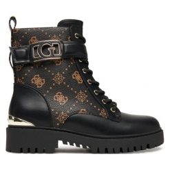 Trapery Guess. Czarne traperki Guess, z aplikacjami, bez obcasa, bez zapięcia. Za 549.99 zł.