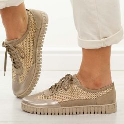 Złote safari skórzane Polskie półbuty damskie Deoni D653. Żółte półbuty wsuwane Deoni, na jesień, bez wzorów, z jeansu, casualowe, z okrągłym noskiem, bez obcasa, na płaskiej podeszwie. W wyprzedaży za 395.10 zł.