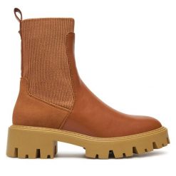 Botki ONLY. Brązowe botki ONLY, bez wzorów, bez obcasa, na płaskiej podeszwie, bez zapięcia. Za 159.99 zł.