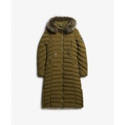 Długa kurtka z kapturem z sztucznego futra dla kobiet Superdry Fuji. Zielone kurtki Superdry, na zimę, bez wzorów, z puchu, eleganckie, z kapturem. Za 710.75 zł.