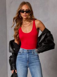 Milan Kiss Top w kolorze czerwonym rozmiar: M. Czerwone topy Milan Kiss, m, bez wzorów, bez kołnierzyka, bez ramiączek. Za 120.95 zł.